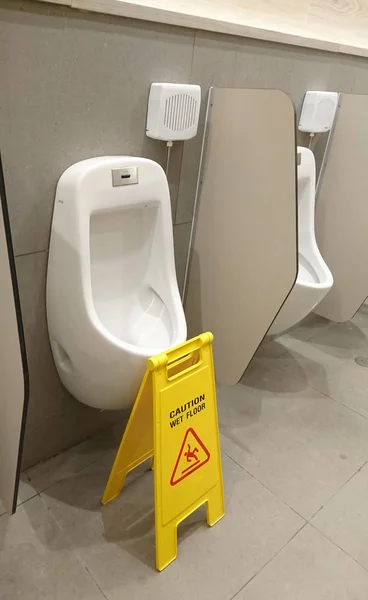 告示牌小心厕所湿地板 — 图库照片