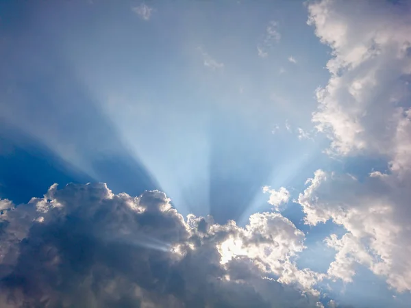 Vista Nuvens Céu Azul Com Raios Luz — Fotografia de Stock