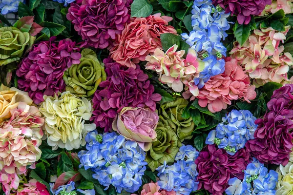 Kolorowe Zmiksował Tworzywa Sztuczne Kwiaty Tłem — Zdjęcie stockowe