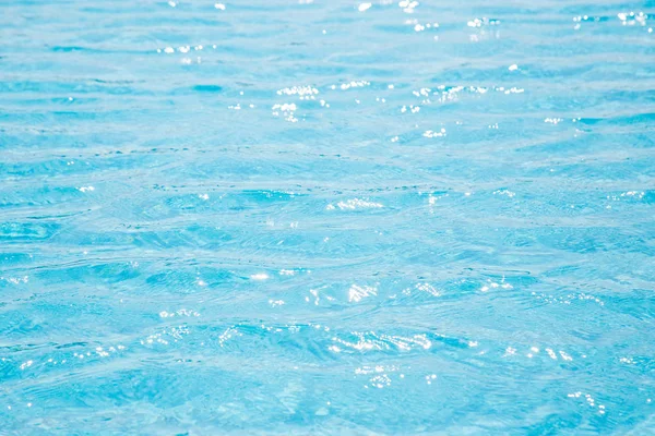 Piscina Azul Refletindo Sol Ondulado — Fotografia de Stock