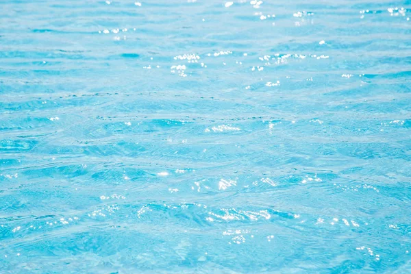 Piscina Azul Reflejando Sol Ondulado —  Fotos de Stock