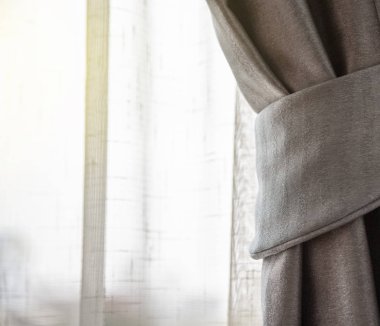 Yatak odasında kahverengi perdeleri