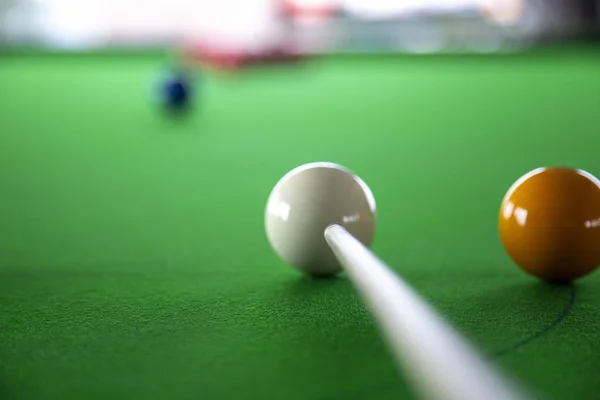 Joueur plaçant cue pour snooker tir — Photo