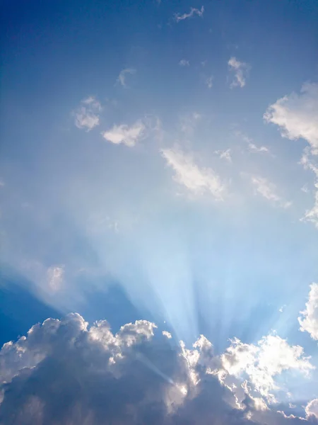 Хмари в блакитному небі з променями світла — стокове фото