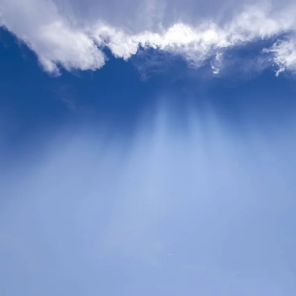 Vista de nuvens no céu azul — Fotografia de Stock