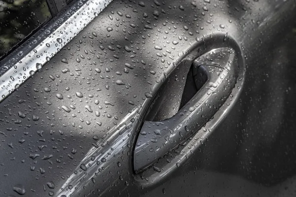 Maniglia di porta di auto con gocce d'acqua — Foto Stock