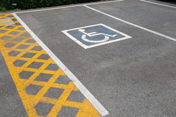 Engelliler için park alanı ayrılmış — Stok fotoğraf