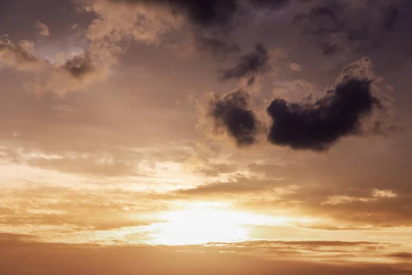 Dramatisk solnedgång himmel med moln — Stockfoto