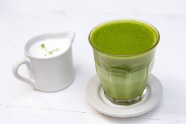 Buharlı süt ile yeşil çay matcha latte