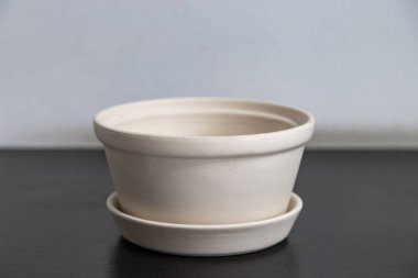 Boş beyaz kil saksı