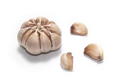 Beyaz arka planda ham sarımsak 