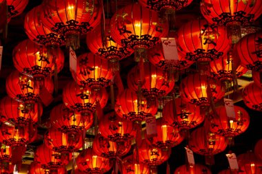 Tavanda Çin feneri süslemeleri