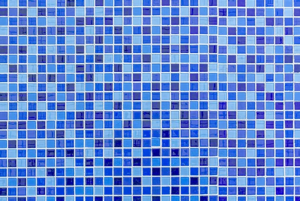 Piastrelle di mosaico blu in piscina — Foto Stock