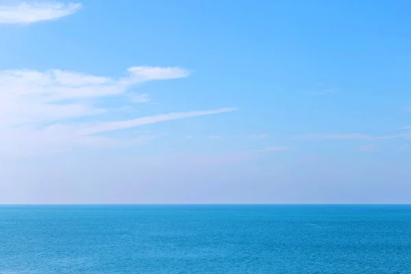 Achtergrond van zee en blauwe lucht — Stockfoto