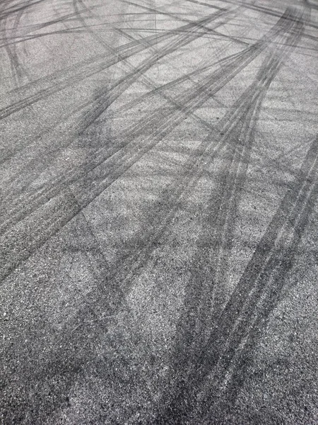 道路上のタイヤ痕の背景 — ストック写真