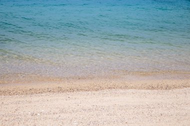 Deniz dalgası ve kumsal