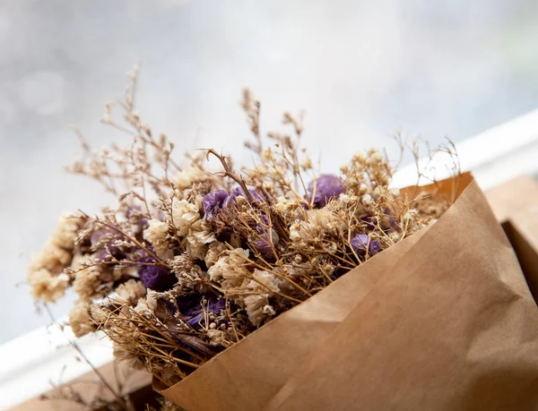 Bouquet Dried Flowers Brown Paper — Stock Photo, Image