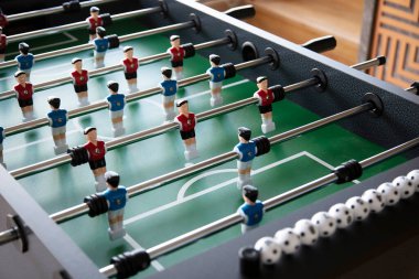 Masa futbolu evde çocuk oyuncağıdır.