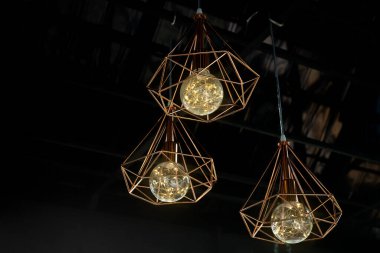 Çatısının altında ampul olan lamba.