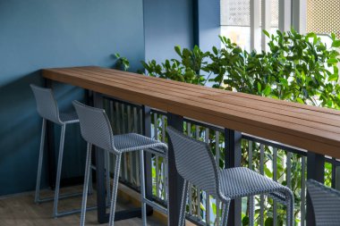 Evdeki terasta boş sandalye ve masa