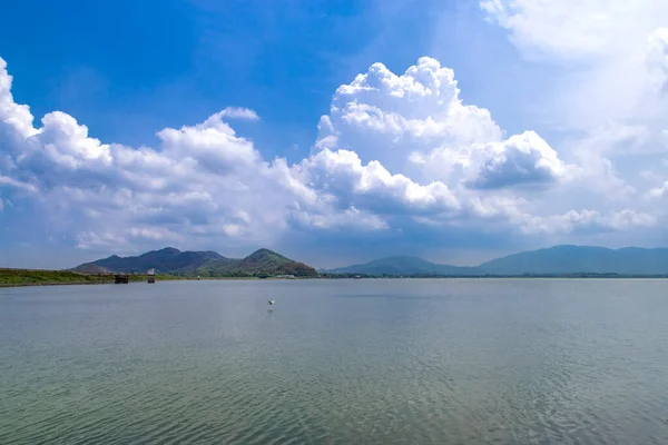Göl Manzarası Mavi Gökyüzü — Stok fotoğraf