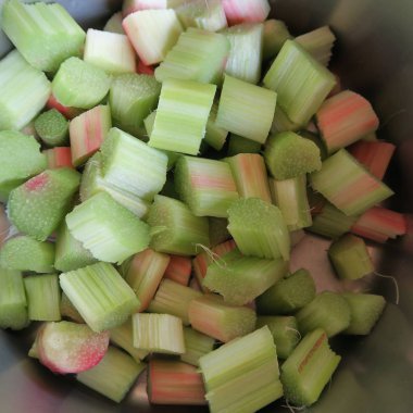 Soyulmuş, Raw, yemek pişirmek için ince kıyılmış ravent