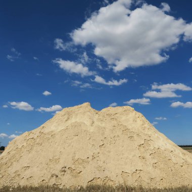 bulutlu gökyüzü kum yığını üzerinde doğal görünümünü
