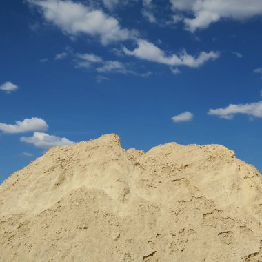 bulutlu gökyüzü kum yığını üzerinde doğal görünümünü