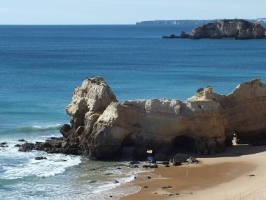 güzel sahil kayalar ile doğal görünümünü