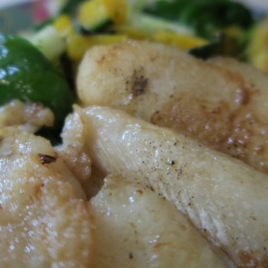 Kızarmış balık fileto salata ile görünümünü kapat