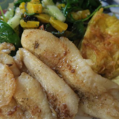 Kızarmış balık fileto salata ile görünümünü kapat