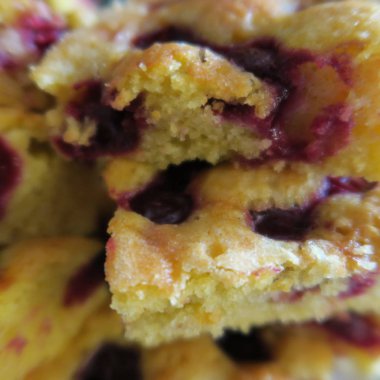 basit ve ev pişmiş Maya kiraz kek görünümünü kapat