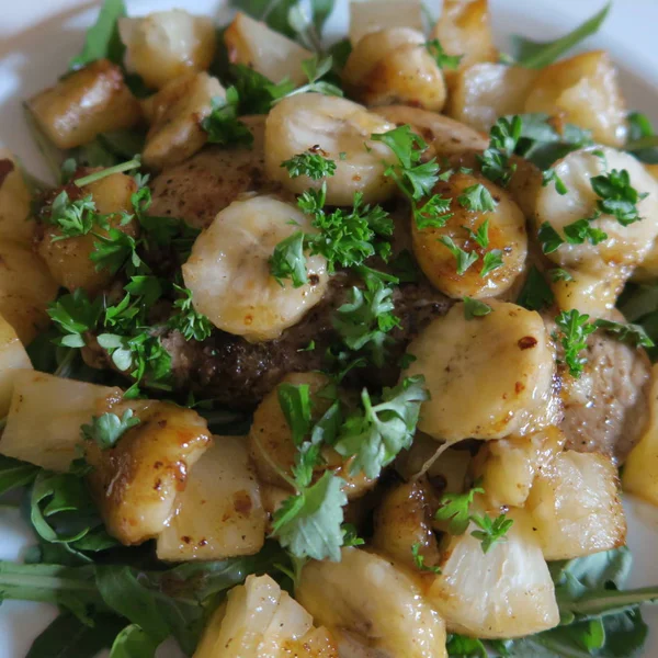 Gustoso Piatto Con Patate Fritte Erbe Banane — Foto Stock