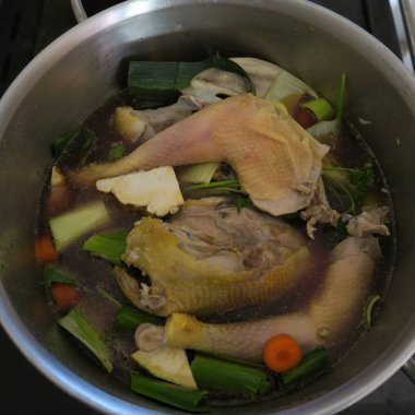 tencerede pişirme Sebzeli tavuk çorbası