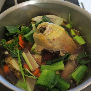 tencerede pişirme Sebzeli tavuk çorbası