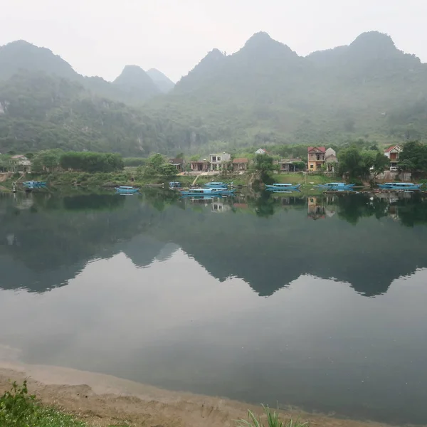 Bela Paisagem Fluvial Parque Nacional Phong Nha Barcos Levam Turistas — Fotografia de Stock