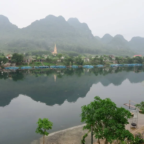 美丽的河流景观在国家公园 Phong Nha 和船只驾驶游客到洞穴 2019年3月 中央越南 — 图库照片