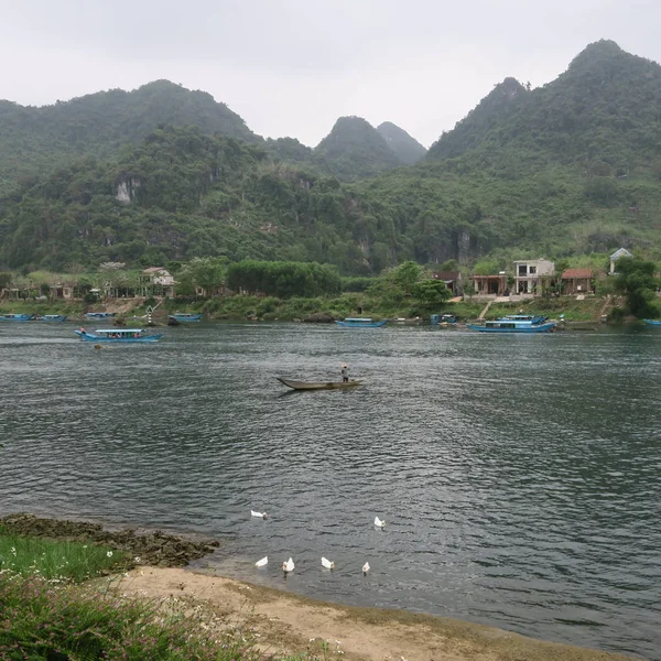 国立公園 フォンニャチャン の美しい川の風景とボートは洞窟に観光客を駆動します 2019 中央ベトナム — ストック写真