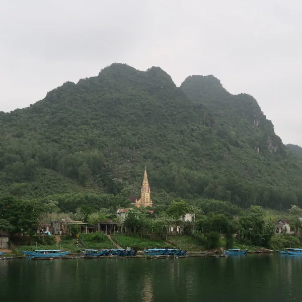 Bela Paisagem Fluvial Parque Nacional Phong Nha Barcos Levam Turistas — Fotografia de Stock