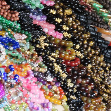 El yapımı renkli inci takı