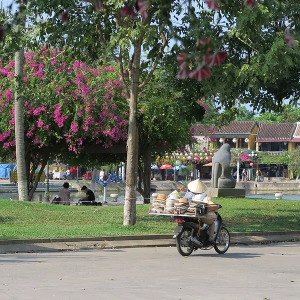 Pouliční dodavatel ve Vietnamu, Hoi An, na kole v březnu 2019 — Stock fotografie