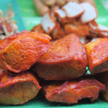 Vietnam'da bir pazarda baget için bir dolgu olarak kızarmış et