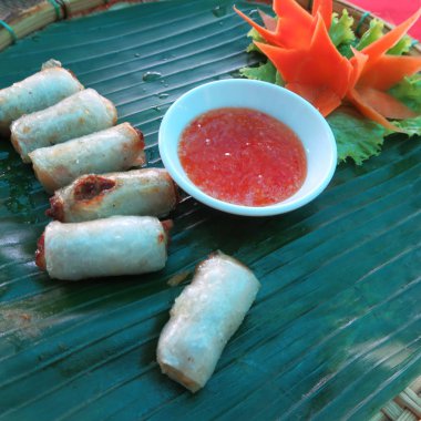 Vietnam'da biber soslu muz yaprağı üzerinde bahar rulo