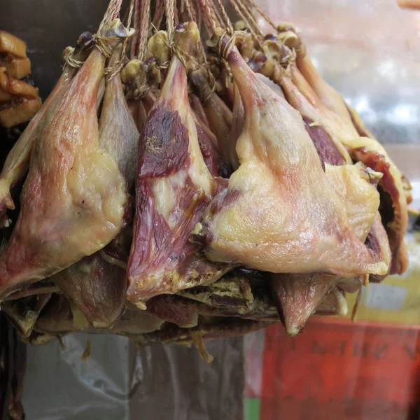 Füstölt csirke darabok és szalonnát lógni Hong Kong kint — Stock Fotó
