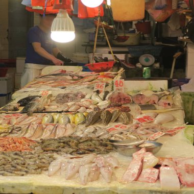 Çiğ balık, fiyat etiketleri ile Hong Kong'da bir tezgahta sokakta 
