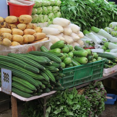 Asya'da bir sokak pazarında yeşil yığılmış sebze, hong kong