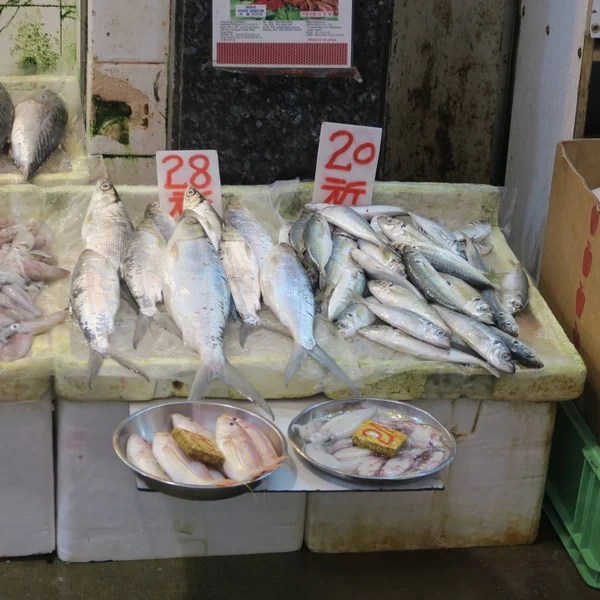 Rauwe vis, op straat in een kraam in Hong Kong met prijskaartjes — Stockfoto