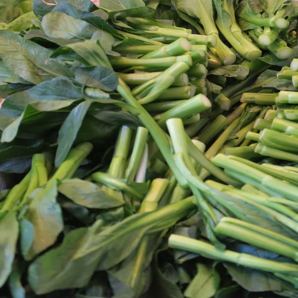 Vegetais empilhados verdes em um mercado de rua na Ásia, hong kong — Fotografia de Stock