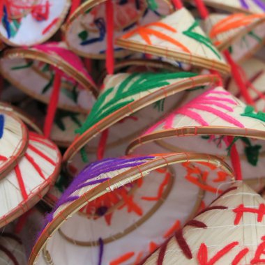 Vietnam'da bir pazarda el yapımı birçok hasır şapka