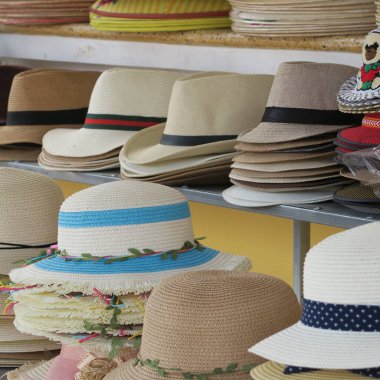 Vietnam'da bir pazarda el yapımı birçok hasır şapka